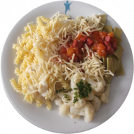 Pasta (81), Schmelzkäse-Basilikum-Soße (1,2,19,81) oder vegan: Tomaten-Zucchini-Soße (4,81), Gouda (1,19)