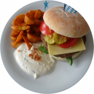 'Königlich Bayrischer Burger' mit Bergkäse, frischen Feldsalat, Tomate, Gewürzgurke und Röstzwiebel (1,3,9,15,19,21,22,52,81) und Wedgeskartoffeln mit Creme-fraiche-Dip (19)