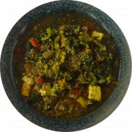'Quinoa Jambalaya' - gebratener Tofu, Champignons, Sellerie, Spinat, Paprika und Inka-Reis (18,21,49,81) an Kräuter-Sojaghurt-Dip (3,18)