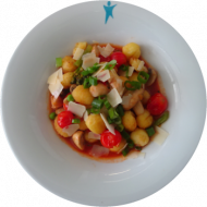 Gnocchi in Tomatenfond mit buntem Gemüse dazu italienischer Hartkäse (15)