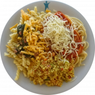 Pastabar (81), Hackfleisch-Spinat-Rahmsoße (19,49,51,81) oder Tomaten-Thymian-Oregano-Soße (81), geriebener Gouda und Cheddar (1,19) und Quinoa mit Lauchzwiebeln