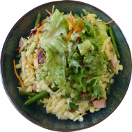 Spätzle-Kassler-Pfanne mit grünen Bohnen und Zwiebeln dazu Salatgarnitur (2,15,22,51,81)