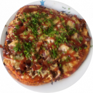 Pizza 'BBQ Beef ' mit Rinderhackfleisch, Tomaten, roten Zwiebeln und geriebenem Gouda (1,19,21,52,81)