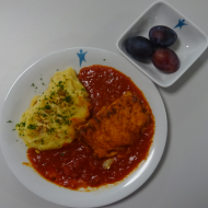 Seelachs Schlemmerfilet 'Italiano'(16,19) an Tomaten-Thymian-Oregano-Soße (81) dazu mediterranes Kartoffelpüree mit Pinienkernen und getrockneten Tomaten (3,24) und frisches Obst
