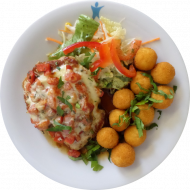 Schweinesteak mit Tomate und Mozzarella überbacken(2,19,22,51)dazu Kartoffelbällchen(81)und Salatgarnitur