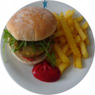 Vegan: Falafel Burger mit Tomatenchutney, Cashewkernen, Rucola (24,74,81,83), dazu Pommes frites und Ketschup (9)