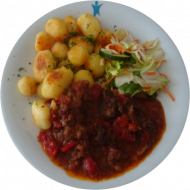 Griechisches Rindfleisch „Stifado“ mit Tomaten, Rotwein, Preiselbeeren und Knoblauch (24,44,49,52) dazu würzige Schwenkkartoffeln und Garnitur