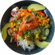 Poke Bowl mit Lachsfilet, Basmati, Mango, Avocado, Gurke, Karotte und Radieschen (3,16,23), dazu ein kleines Dessert (19)