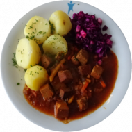 Weihnachtsessen Vegan: Räuchertofu-Maronen-Ragout mit Rotwein (18,21,24,44,81), Petersilienkartoffeln, Rotkraut-Apfel-Salat