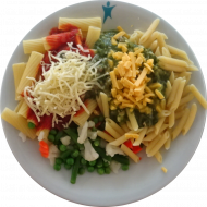 Pasta (81), Hackfleisch-Spinat-Rahmsoße (19,49,51) oder vegan mit Tomaten-Zucchini-Soße (4,81), geriebener Gouda oder Cheddar (1,19) und Sommergemüse 