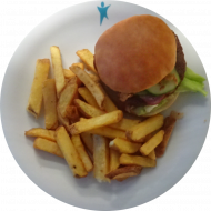 Texasburger mit Salat, Tomate, Gurke, BBQ Sauce (2,4,8,21,22,51,52,81), dazu Rustico Frites