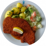 Schweineschnitzel mit Zitronenecke (15,51,81) und Bratensoße (81), buntes Rahmgemüse (19,81), Petersilienkartoffeln 