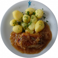 Kohlroulade mit Schmorzwiebeln und Kümmelsoße (49,51,52,81) dazu Kartoffeln und Salatgarnitur
