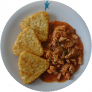 Putengeschnetzeltes „Stroganoff“ mit Champignons, Gewürzgurke und saurer Sahne (9,19,22,49,54) dazu Kartoffelröstiecken und frisches Obst