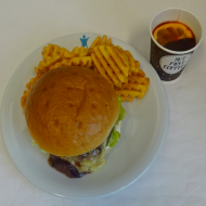 Blue Cheese Burger mit Gorgonzola, Birnen-Zwiebel-Marmelade, Mayonnaise, Eisbergsalat (3,9,15,19,22,24,52,81), Gitterkartoffeln (81), 1 Orangenpunsch