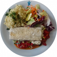 Vegan: Gebratener Tofu in Sesam-Tempura auf Tomaten-Gemüsesugo (4,18,23,81) dazu Zitronenbulgur (81) und Cha Cha-Salat