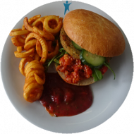 Vegan: Falafel-Burger mit Tomatenchutney, Cashewkernen und Rucola (24,74,81,83), Twister Pommes(81), fruchtiger Tomatendip (9,21)