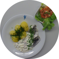 Marinierter Hering 'Hausfrauen Art' (9,15,16,19,22,56,81) Kartoffeln und kleiner fruchtiger Tomatensalat