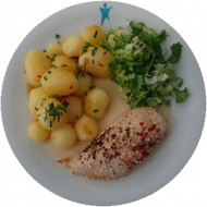 Hähnchenbrust mit Sesam-Pfeffer-Kruste (23,54), Ingwer-Zitronengras-Soße (2,19,49,81), Kräuter-Chili-Kartoffeln, Friseesalat