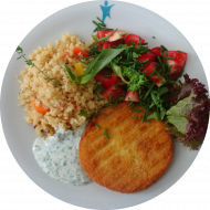 Vegan: Blumenkohl-Knuspermedaillon (21,81) mit Sojajoghurt-Kräuter-Dip (3,18), Bulgursalat mit frischen Kräutern (24,81), Salatgarnitur