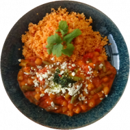 Feta-Kichererbsen-Curry mit Bohnen, Tomaten, Zwiebel und Knoblauch (2,3,19,49), Couscous a la Nuri (81)