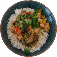 Vegan: Asiatisches Tofu Stir Fry mit Brokkoli, Frühlingszwiebeln, Knoblauch, Koriander und Sesam (2,18,23,44,49,81) dazu Basmatireis