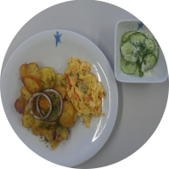 Rührei mit Tomate und Basilikum (15) dazu Bratkartoffeln und Gurkensalat mit Joghurt-Dressing (19)