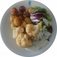 Vegan: Hausgebackene leicht scharfe Blumenkohlröschen (18,49,81) mit Zaziki-Dip (3,18,49) dazu kleine Ofenkartoffeln, gemischter Salat mit Radicchio, Weißkohl und Möhre
