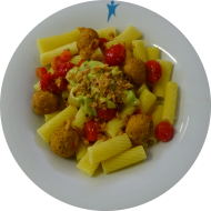 Avocado-Pesto-Pasta mit karamelisierten Kirschtomaten, Röstzwiebeln und gebackenen Falafelbällchen (3,24,49,81)