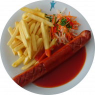 Currywurst Hot & Sweet an 2erlei Saucen (2,3,8,9,21,22,51) dazu Pommes frites und Salatgarnitur 