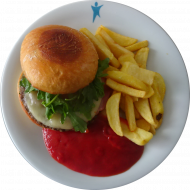 'Italian Burger' mit Schinken, Mozzarella, frischer Tomate und Basilikum-Rucola-Pesto (2,19,22,51,52,81), Pommes frites mit Ketchup (9)