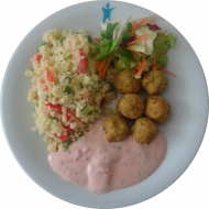 Vegan: 6 frittierte Kichererbsenbällchen 'Falafel' (81), mediterraner Sojajoghurtdip (3,18), Couscous-Tomaten-Gurken-Salat mit Minze (3,49,81), Garnitur