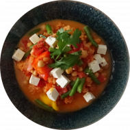 Vegetarisches Feta-Kichererbsen-Curry mit Bohnen, Tomaten, Zwiebel und Knoblauch (2,3,19,49) dazu Couscous a la Nuri (81)