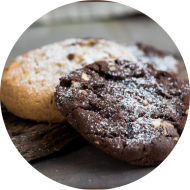 Cookies, Muffins, hausgemachte Kuchen und Dessert in unserem Sortiment erhältlich.