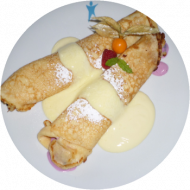 Hausgemachte Eierkuchen mit Waldfrucht-Quarkfüllung und Vanille-Topping (15,19,81)
