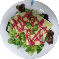 Schwäbische Gemüsemaultaschen mit würzigen Rote Bete-Kichererbsen-Topping (15,19,21,81) auf sommerlich buntem Salat
