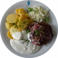 Hausgemachtes Bifteki mit Hirtenkäse, roten Zwiebeln und Knoblauch (15,19,49,51,52,81) an Zitronen-Pfeffer-Aioli (9,15,19,49,81) dazu Kartoffel-Chips und Salatgarnitur