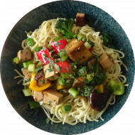 Asiatisches Tofu Stir Fry mit Brokkoli, Frühlingszwiebel, Knoblauch, Koriander und Sesam (2,18,23,44,49,81) dazu chinesische Mienudeln (2,18,81)