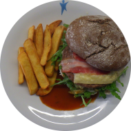 'Chris de Burger' mit Cole Slaw, Bacon, Rucola, Gewürzgurke und Bergkäse (1,2,8,9,15,19,22,44,51,52,81,82,83) dazu Rustico frites