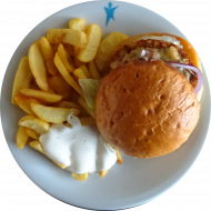 It's Burger Time: 'Blue Cheese' Burger mit Gorgonzola, Birnen-Zwiebel-Marmelade, Mayonnaise und Eisbergsalat (9,15,19,22,24,52,81,83) dazu Steakhouse Pommes