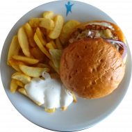 'Blue Cheese' Burger mit Gorgonzola, Birnen-Zwiebel-Marmelade, Mayonnaise und Eisbergsalat (1,9,15,19,22,24,47,52,81,83) dazu Steakhouse Pommes