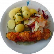 Vegan: Hausgemachte Zucchini 'Provence' gefüllt mit mediterranem Gemüse, Tomaten und Couscous (81) Kräutersoße (81), Petersilienkartoffeln, gemischter Salat mit Radicchio, Weißkohl und Möhre