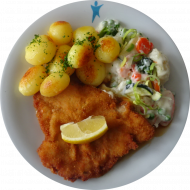 Schweineschnitzel mit Zitronenkeil (15,81) mit Bratensoße (81) mit buntem Kaisergemüse dazu Petersilienkartoffeln 