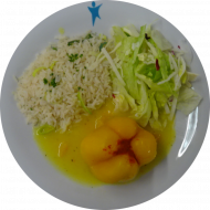 Vegan: Gefüllte gelbe Paprikaschote mit bunten Paprikastückchen und Couscous (49,81), Curry-Mango-Soße (19,49,81,83), dazu gebratener Chilireis und Salatgarnitur