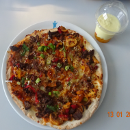 Rindfleischpizza 'Sweet Chili' mit Paprika, Zwiebel, Champignons, Mozzarella und Koriander (19,23,52,81) + 1 kleines Dessert
