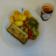 Vegan: Gebratenes Tofusteak mit mediterranem Grillgemüse (18,81), Rosmarinkartoffeln (49), 1 Orangenpunsch