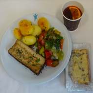 Vegan: Gebratenes Tofusteak mit mediterranem Grillgemüse (18,81), Rosmarinkartoffeln (49), 1 Orangenpunsch + 1 St. Landfrauenkuchen (15,19,81)