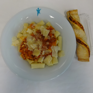'Maccheroni alla calabrese' in Schinken-Tomaten-Sugo mit Knoblauch und Basilikum dazu geriebener Parmesan (2,19,49,15,51,81) + 1 herzhafte Schinkenstange (2,4,19,23,51,81,82,83)