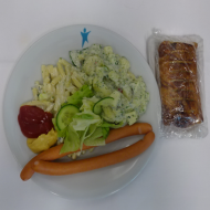 Wiener Würstchen mit Ketchup und Senf (1,2,3,9,22,51) dazu Kartoffelsalat nach 'Hausfrauen Art' oder Nudelsalat (3,9,15,19,21,81) und Garnitur + 1 Quarktasche (15,18,19,81)