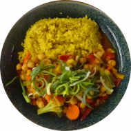 Vegan: Scharfes Kichererbsen-Curry mit Tomaten, buntem Gemüse, Paprika u. Knoblauch (3,21,49) dazu Zitronenbulgur (81)